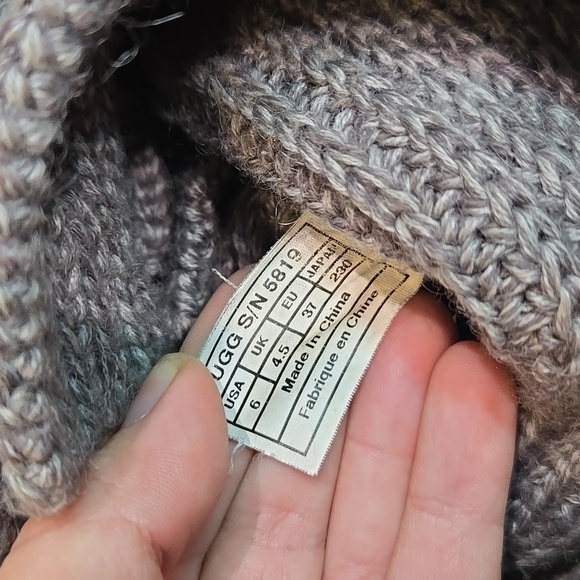 Ugg Australia Women 5819 Cardi Sweater Button boots shoes sz 6 - Picture 9 of 9